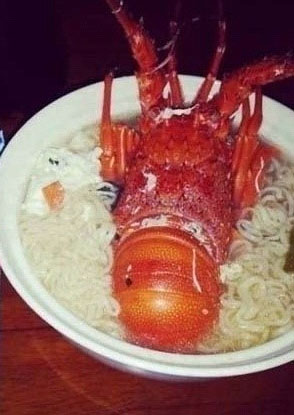 랍스터 한마리가 들어간 라면이 누리꾼의 관심을 끌고 있다./ 온라인 커뮤니티 캡처