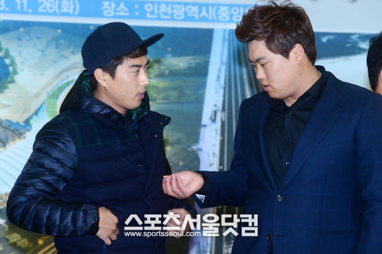 LA다저스 소속 류현진 선수(오른쪽)가 26일 오전 인천광역시 남동구 인천광역시청에서 열린 야구 꿈나무 육성과 스포츠 발전을 위한 협약식에 참석해 형인 류현수 씨의 옷을 만지고 있다. / 인천 = 남윤호 기자