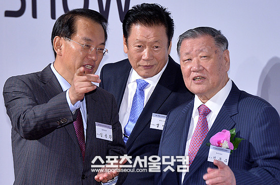 신형 제네시스 출시 기념 행사에 참석한 정몽구 현대차 그룹 회장과 설영흥 현대차 그룹 부회장, 김용환 현대차 그룹 부회장이 대화를 나누고 있다. / 최진석 기자