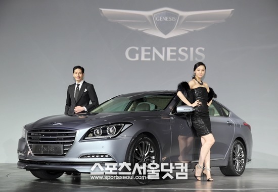 26일 현대자동차가 야심작 신형 제네시스를 국내 시장에 공개했다. 출시 기념 행사에는 정몽구 현대차 그룹 회장과 정의선 현대차 그룹 부회장을 비롯한 귀빈들이 참석했다./현대차 제공