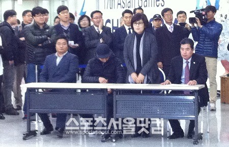 류현진의 아버지 류재천 씨(오른쪽부터), 어머니 박승순 씨, 형 류현수 씨, 에이전트 전승환 이사가 26일 인천시청 중앙홀에서 열린 인천광역시 류현진 선수 협약식에 참가하고 있다. / 인천 = 이현용 인턴기자