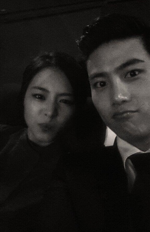 택연(오른쪽)과 이연희가 함께 호흡을 맞춘 영화 결혼전야의 박스오피스 1위 달성을 축하하며 다정한 분위기를 연출하고 있다./택연 트위터