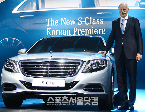 다임러AG 이사회 의장이자 벤츠 그룹 총괄인 디터 제체 회장이 지난 2006년 취임 이후 최초로 한국을 찾아 8년 만에 모두 바뀌어 돌아온 6세대 더 뉴 S-Class를 국내 시장에 소개했다. /이새롬 기자