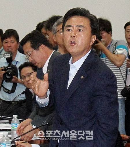 김태흠 의원이 청소용역 노동자들에 대해 툭 하면 파업이라고 말한 것이 논란이 되고 있다. / 더팩트DB