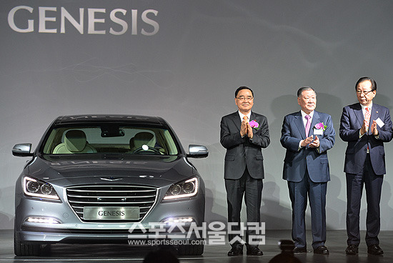 26일 정몽구 현대차그룹 회장(가운데)은 서울 용산구 하얏트호텔 그랜드볼룸에서 열린 신형 제네시스 출시 기념 행사에 참석해 신차를 소개하는 등 발표회를 주관했다. / 최진석 기자
