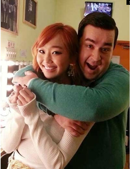 샘 해밍턴 효린 백허그 사진이 눈길을 끌고 있다. / 씨스타 공식 트위터