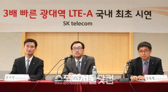 28일 SK텔레콤 분당사옥에서 열린 3배 빠른 광대역 LTE-A 시연회에 참석한 SK텔레콤 유지창 Network Eng.본부장, 최진성 ICT기술원장, 강종렬 Network전략본부장(왼쪽부터)이 20MHz+10MHz 광대역 LTE-A 기술에 대해 설명을 하고 있다./ SK텔레콤 제공