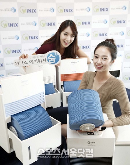 지난달 1일 위닉스(사진)가 신제품 에어워셔 숨을 공개하며 큰 인기를 얻고 있지만, 소비자 단체가 27일 에어워셔 제품들의 성능이 떨어진다고 밝혀 파장이 일고 있다./위닉스 제공