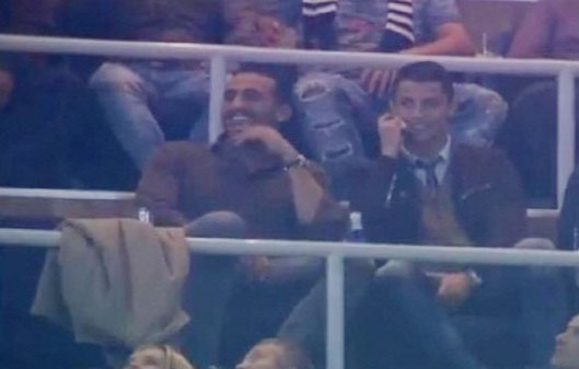 바다하리(왼쪽)와 호날두가 챔피언스리그를 함께 관람하는 모습이 중계카메라에 포착됐다. / 스포티비 캡처