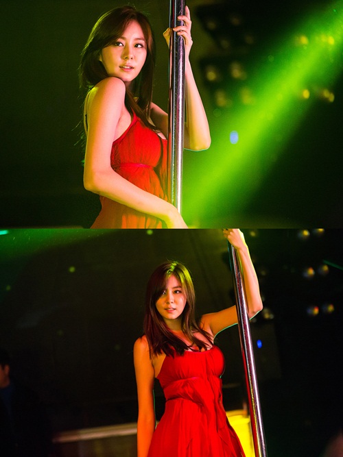 유이가 최근 진행된 MBC 주말특별기획 황금무지개 촬영 현장에서 빨간 드레스를 입고 봉춤을 펼치고 있다./빨간약 제공