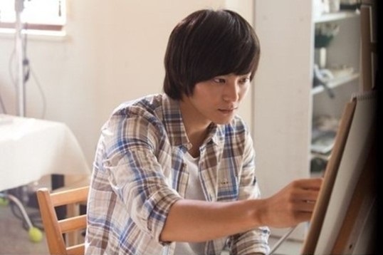 주원이 장발로 순수 미대생의 이미지를 연출했다. /영화 캐치미스틸컷