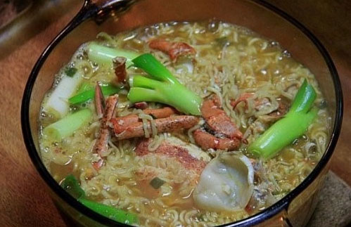 랍스타 한 마리 라면이 누리꾼들의 시선을 사로잡았다. / 온라인 커뮤니티