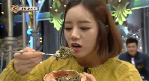 걸스데이 혜리가 SBS 스타킹에 출연해 대게를 맛있게 먹는 모습을 보여줬다./ SBS 스타킹 캡처