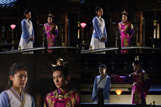 지창욱(위 오른쪽)이 하지원을 애잔하게 바라보며 천천히 다가가 손을 뻗고 있다./MBC 제공