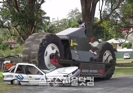 엄청난 크기의 괴물 오토바이가 인터넷 상에서 누리꾼의 관심을 끌고 있다. / 유튜브 캡처