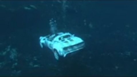 물 속에서 유유히 헤엄치는 자동차가 찍힌 동영상이 인터넷 상에서 누리꾼의 관심을 끌고 있다. /유튜브 캡처