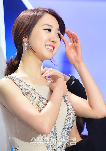 2013 현대오일뱅크 K리그 대상 시상식이 3일 오후 서울 서대문구 홍은동 그랜드힐튼호텔 컨벤션센터에서 열린 가운데 진행을 맡은 김민지 아나운서가 환한 미소를 짓고 있다. / 홍은동 = 배정한 기자