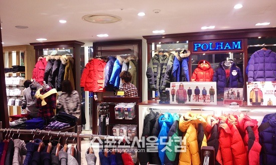 3일 롯데백화점 영플라자 안에 있는 폴햄 매장에서 소비자들이 구스다운 제품을 유심히 살펴보고 있다.