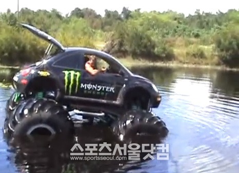 앙증맞은 자동차의 대명사 폭스바겐 비틀이 오프로드 차량으로 개조됐다. / 유튜브 캡처