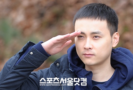 버즈 출신 민경훈이 5일 전역했다. 사진은 지난해 3월 입대 전 취재진을 향해 경례를 하고 있는 민경훈의 모습.