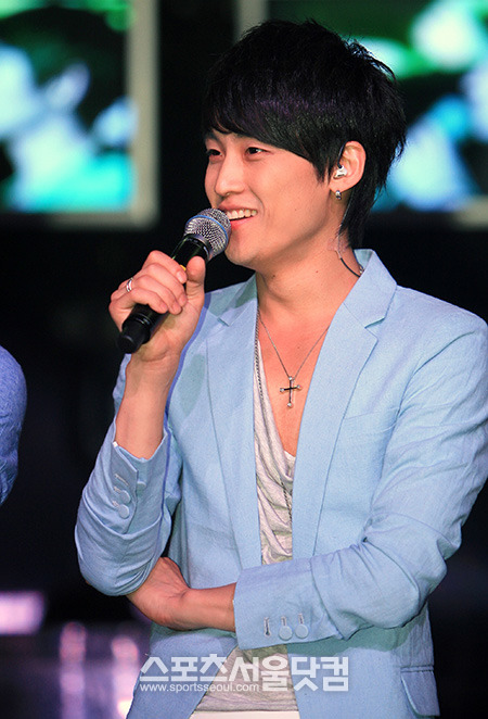 V.O.S 멤버 최현준이 내년 5월 결혼 이야기와 함께 예비 신부의 임신 소식까지 팬들에게 전했다. /더팩트DB