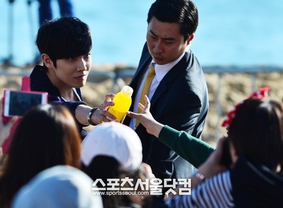 이준이 제18회 부산국제영화제 야외 무대인사에 배우는 배우다를 홍보차 참석해 팬들에게 음료수를 나눠주고 있다./배정한 기자