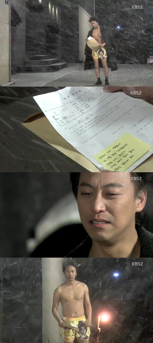 오만석이 돈과 사랑을 모두 잃고 이태란으로부터 이혼합의서를 받아 후회의 눈물을 흘리고 있다./KBS2 왕가네 식구들 방송 캡처