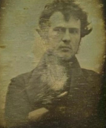 1800년대 최초 셀카가 눈길을 끌고 있다. / 온라인 커뮤니티