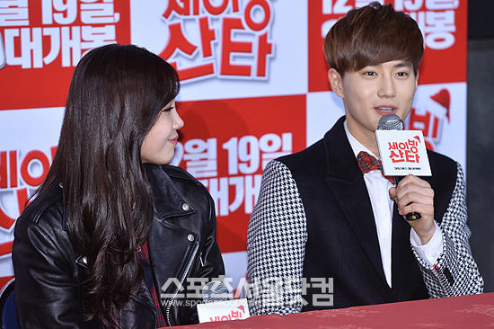 엑소 에이핑크 욕설 대화 파일 유출 논란 속 에이핑크 정은지(왼쪽)와 엑소 수호가 예정된 영화 세이빙 산타 언론시사회에 참석했다. / 최진석 기자