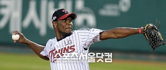LG 트윈스가 외국인 투수 레다메즈 리즈와 재계약을 맺었다고 발표했다. 리즈는 LG에서 4년 연속 활약하는 최초의 외국인 선수가 됐다. / 임영무 기자