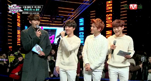 엑소 멤버 디오(왼쪽에서 두 번째)가 MC 김우빈(맨 왼쪽)처럼 키가 크는 게 12월의 기적이라고 밝혔다. /엠넷 엠카운트다운 방송 캡처