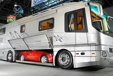 인터넷상에서 한 캠핑카를 찍은 영상이 누리꾼의 관심을 끌고 있다. / 유튜브 캡처