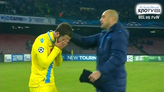 나폴리의 간판 공격수 곤살로 이과인이 아스널전 2-0 승리에도 팀의 믿기 힘든 조별리그 탈락을 아쉬워하며 경기 직후 눈물을 쏟고 있다. / tvN 중계 캡처