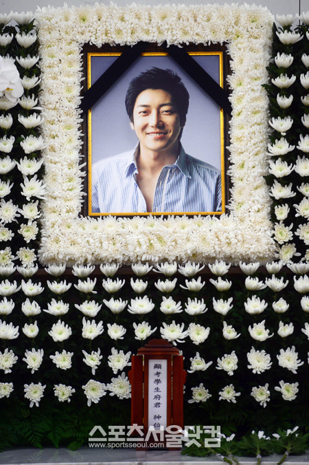 가수 김지훈이 12일 자살로 생을 마감한 가운데 영정 사진에서 환하게 미소 짓고 있다. / 남윤호 기자