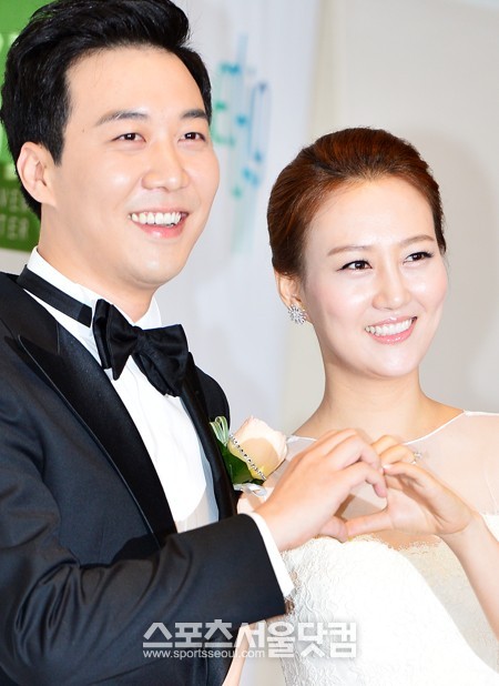 장윤정(오른쪽) 임신 소식이 전해진 가운데 장윤정의 어머니가 욕설 편지를 게재해 논란이 거세다. /배정한 기자