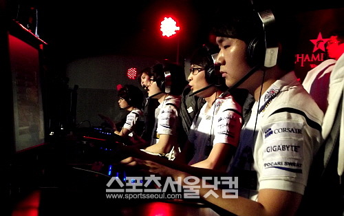 나진 화이트 실드는 13일 용산 e스포츠상설경기장에서 열린 판도라TV 리그오브레전드 챔피언스 윈터 2013- 2014 에일리언 아레나에서 1경기 압승을 거뒀다. 곧바로 이어진 2경기는 장기전 끝에 승리를 거두며 승점 3점을 획득, 삼성 갤럭시 오존과 조 1위에 올라 순위 결정전을 준비하게 됐다./용산=김연정 기자