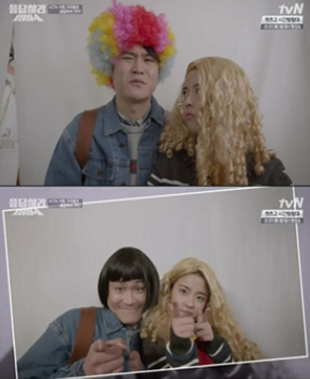 김성균 도희 스티커사진이 눈길을 끌고 있다. / tvN 응답하라 1994