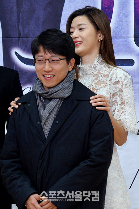 별에서 온 그대 연출을 맡은 장태유 PD(왼쪽)는 쩐의 전쟁, 바람의 화원, 뿌리깊은 나무 등에서 세밀한 연출력을 보여줬다.