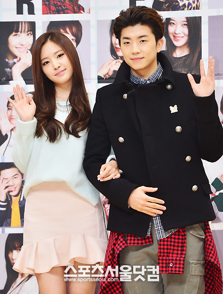 2013 SBS 가요대전 기자간담회가 18일 오후 서울 양천구 목동 SBS사옥에서 열린 가운데 에이핑크의 멤버 손나은(왼쪽)과 2PM의 멤버 우영이 포토타임을 갖고 있다./목동=배정한 기자