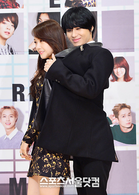 2013 SBS 가요대전 기자간담회가 18일 오후 서울 양천구 목동 SBS사옥에서 열린 가운데 아이돌그룹 샤이니의 멤버 태민이 걸스데이의 멤버 민아(왼쪽)에게 백허그를 하고 있다./목동=배정한 기자