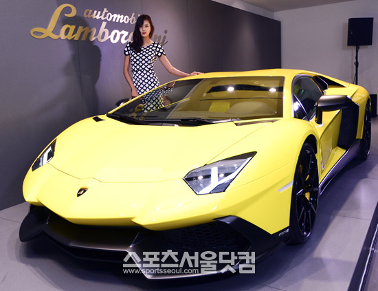 람보르기니 아벤타도르 LP 720-4 50° 애니버서리오가 국내에 출시됐다./남윤호 기자