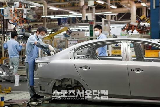 대법원 전원합의체가 1개월 이상 정기적, 일률적으로 지급된 정기 상여금을 통상임금으로 인정해 고정비용이 늘어난 자동차 업계에 적지 않은 파장이 불 것으로 예상된다./더팩트DB