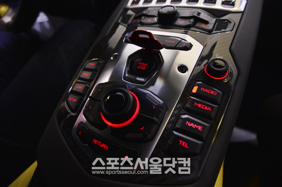 람보르기니 아벤타도르 LP 720-4 50° 애니버서리오 센터페시아