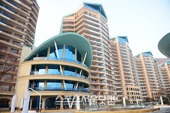 소노펠리체는 건축 설계부터 특별했다. 세계적인 설계 디자이너 프랑스 건축가 데이비드 피에르 잘리콩(David-Pierre Jalicon)이 다이아몬드를 형상화 한 본관을 설계했다.