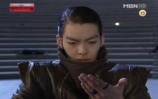 김우빈의 흑역사(?), MBN 채널에서 방영한 시트콤 벰파이어 아이돌 당시 열연하는 김우빈. 그는 당시 벰파이어 벰파리투스 최고의 청력을 지닌 까브리 라리스 역을 맡아 연기했지만, 조기 종영했다./MBN 벰파이어 아이돌 방송 캡처