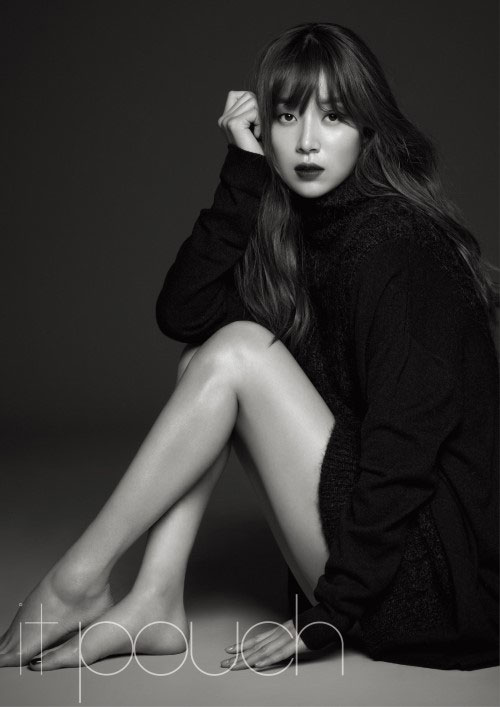 한지혜 화보가 누리꾼들의 눈길을 끌고 있다. / 잇파우치 제공