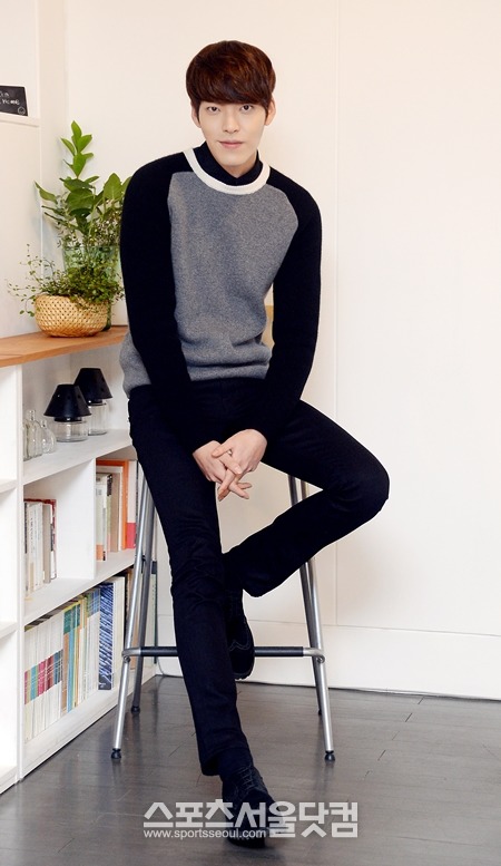 배우 김우빈은 올 한해 받은 사랑을 진심으로 감사하게 느끼는 동시에 과분하다고 자세를 낮췄다. 그는 받은 사랑을 돌려주는 좋은 배우가 되기위해 천천히, 대신 단단하게 성장하겠다고 약속했다./이새롬 기자