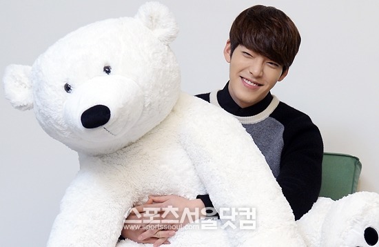 SBS 드라마 상속자들과 영화 친구 2에서 빼어난 연기력을 보여주며 올 한해 최고의 라이징 스타로 떠오른 배우 김우빈이 16일 오후 서울 강남 압구정동에 있는 스튜디오에서 곰인형을 끌어안고 활짝 웃고 있다./이새롬 기자