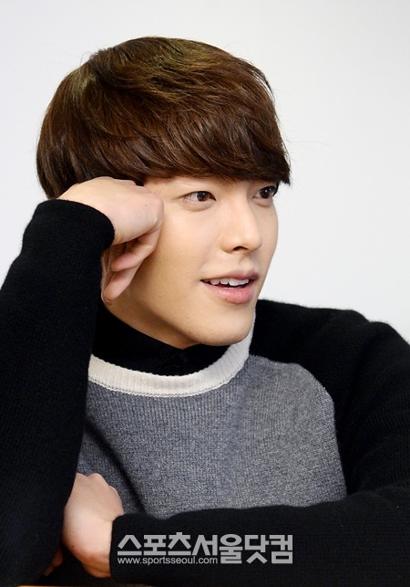 다양한 분야에 호기심이 많은 김우빈은 배우라는 꿈도 있지만 모델, MC도 소화하고 있었다. 거기에 뮤지컬 배우라는 미련(?) 또한 버리지 못했다고./이새롬 기자