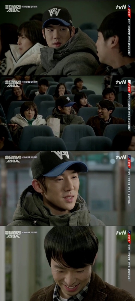 배우 유연석(맨 위)이 21일 방송된 케이블채널 tvN 응답하라 1994에서 기자에게 스캔들 기사를 쓰지 말아달라고 부탁하고 있다./케이블채널 tvN 응답하라 1994 방송 화면 캡처